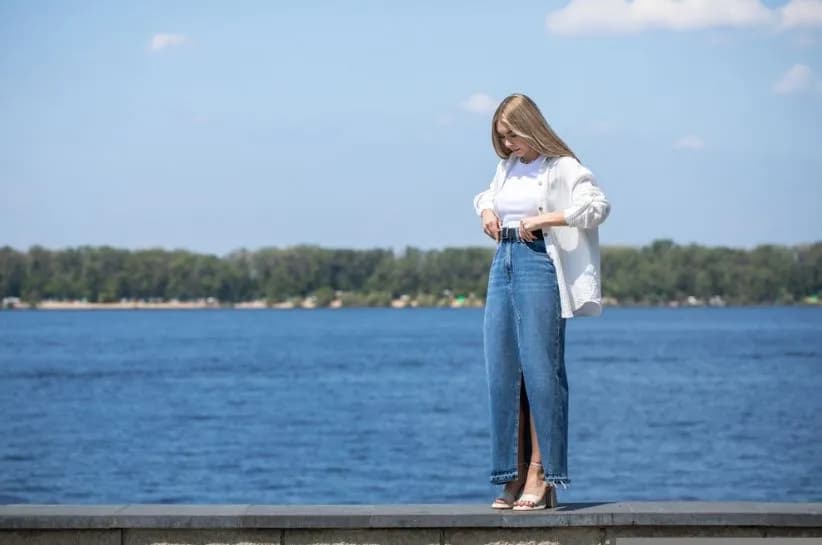 Długa koszula: jak nosić stylowo? Praktyczne porady i inspiracje