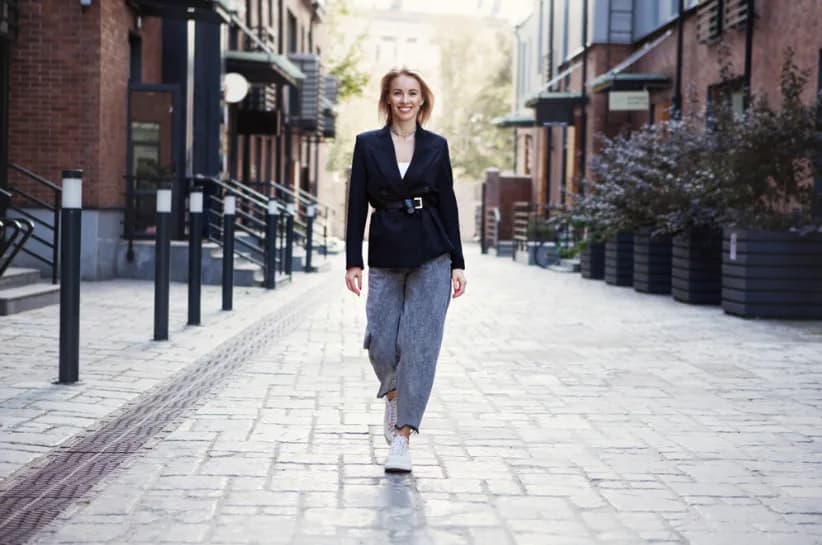 Jaka bluzka do spodni boyfriend? Stylizacje i porady