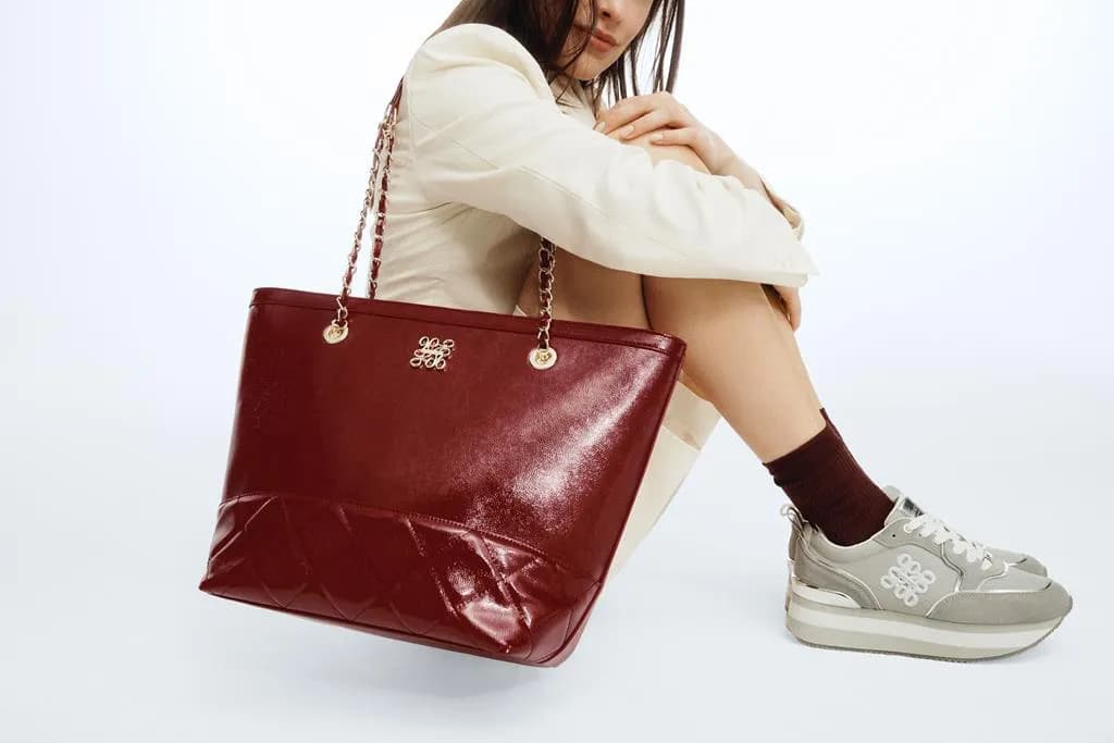 Czerwona torebka 2025/2026: modna czy nowa klasyka? Jak nosić