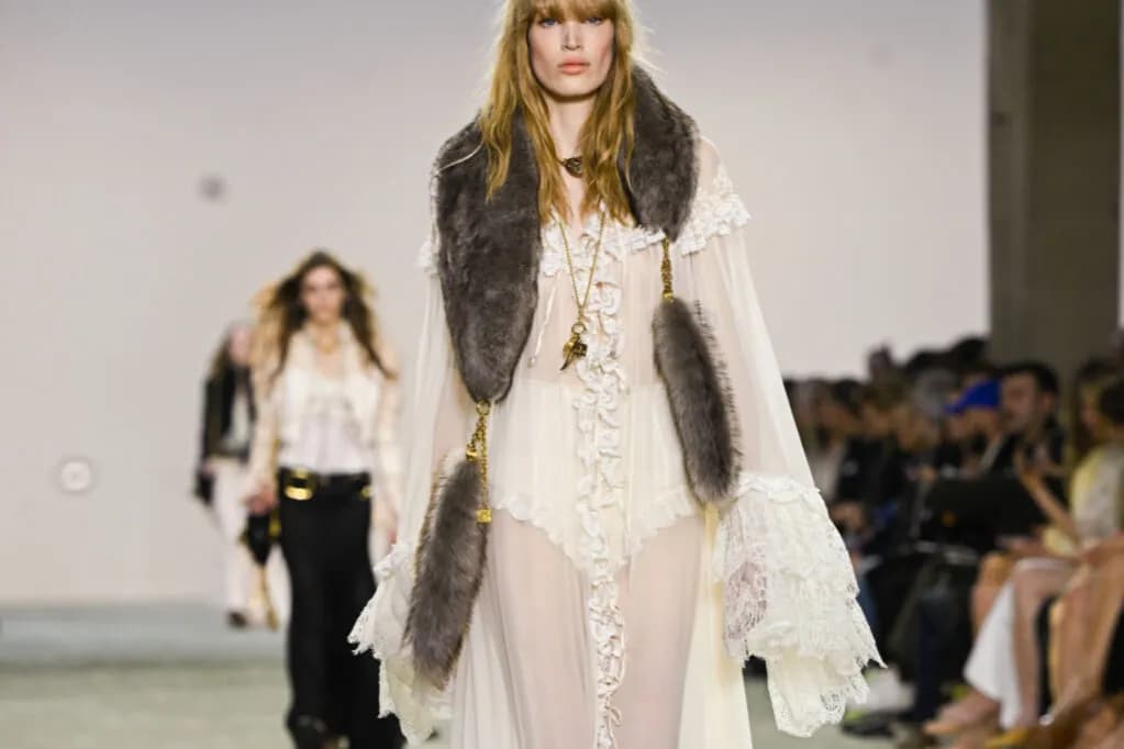 Najmodniejsze sukienki jesień/zima 2025/2026: Trendy, kolory, fasony