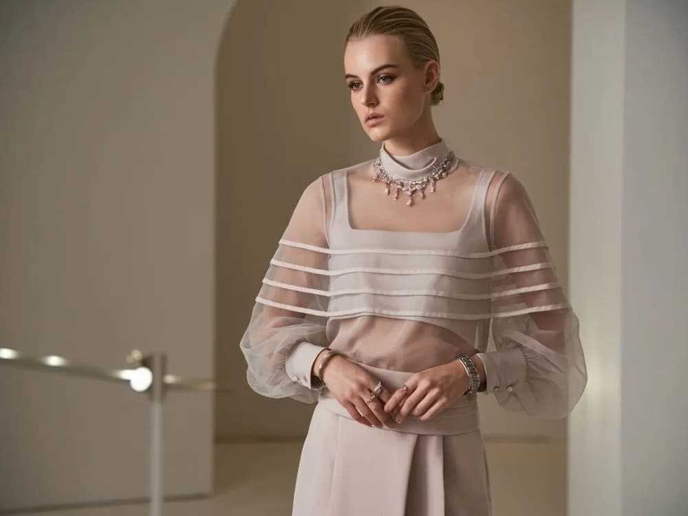 Prześwitująca bluzka: Jak nosić z klasą? Poradnik i stylizacje