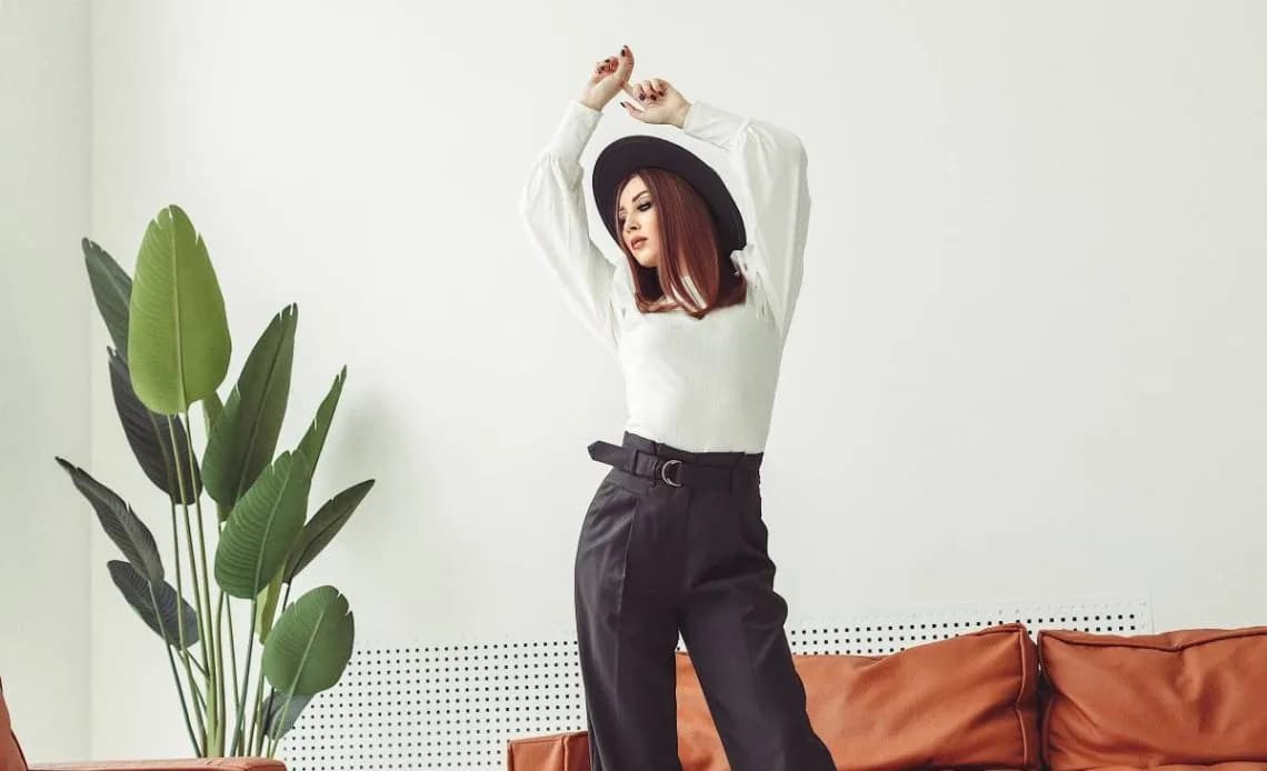 Jaka bluzka do czarnych spodni? Kolor, fason i materiał