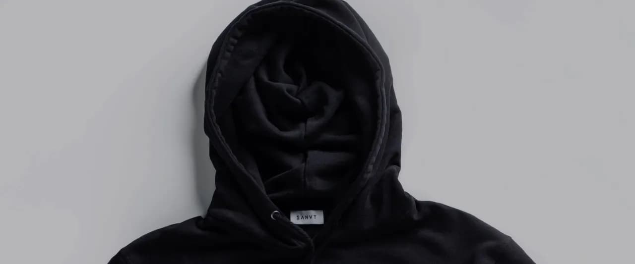 Co to jest hoodie? Wyjaśniamy definicję, historię i stylizacje