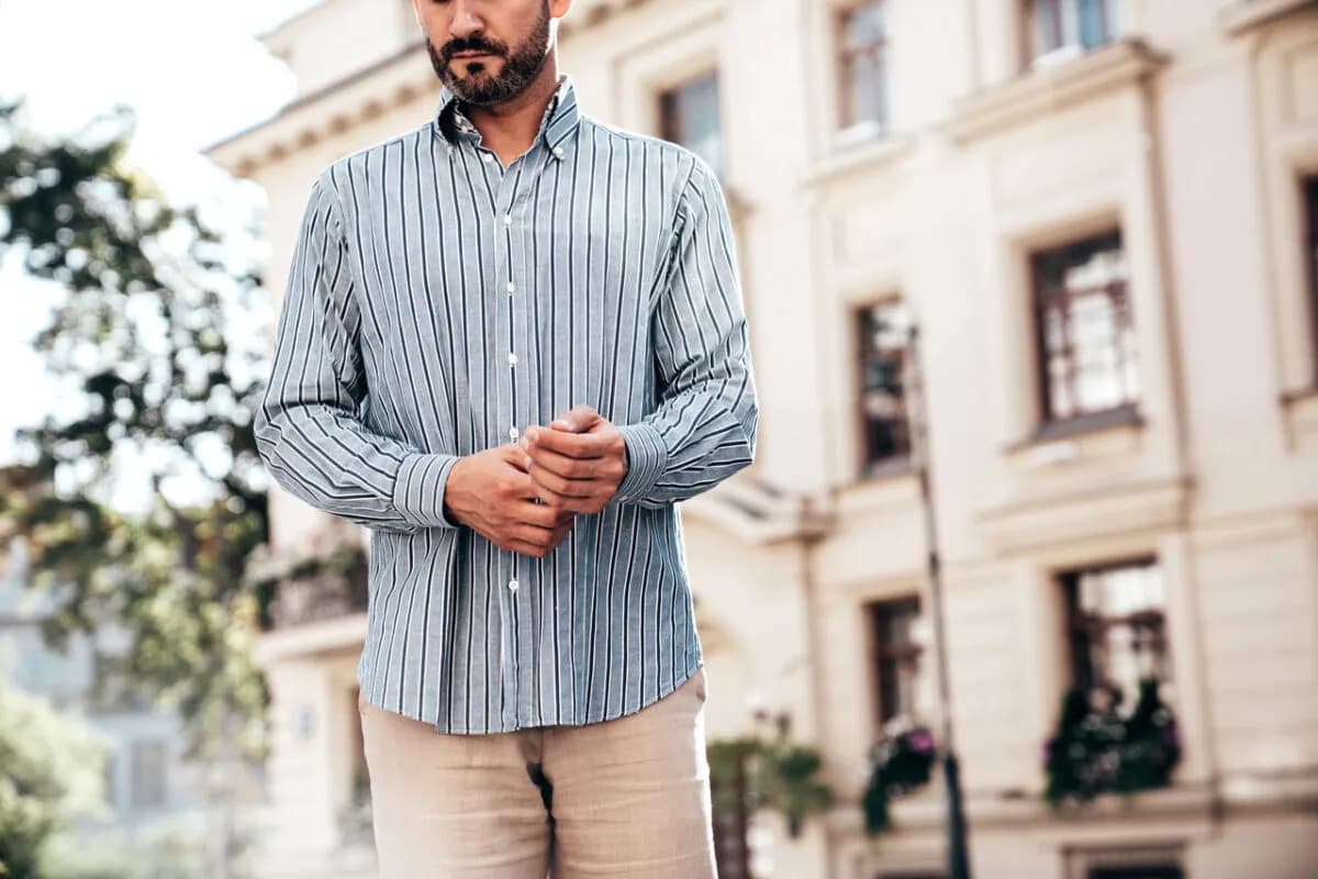 Koszula w spodniach czy na wierzchu? Sprawdź zasady stylu